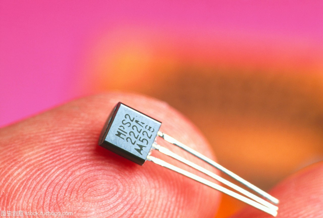 晶體管。上世紀90年代末的晶體管依賴于指尖。晶體管在電子設備中有許多用途,包括電信號和信號處理。晶體管有三根連接在它們上的電線&mdash;&mdash;稱為底座,收集器和發(fā)射器。這些都附著在半導體的節(jié)離子上,在晶體管中有精確的雜質來決定它們的電性。從發(fā)射極到集熱器的電流放大是由基極電壓決定的。晶體管允許電子計算機的微型化。第一個晶體管發(fā)明于1947年12月23日,由巴丁,布爾獲得和肖克利發(fā)明。