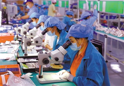 永定工業(yè)園南部園區(qū)的龍巖市兆明至晟電子科技工人們在車間趕訂單